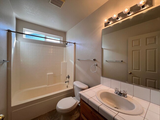 Building Photo - Cute 3 bedroom home Located in Donner Trails