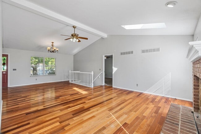Building Photo - Beautiful 3B/2B Home in St. Charles