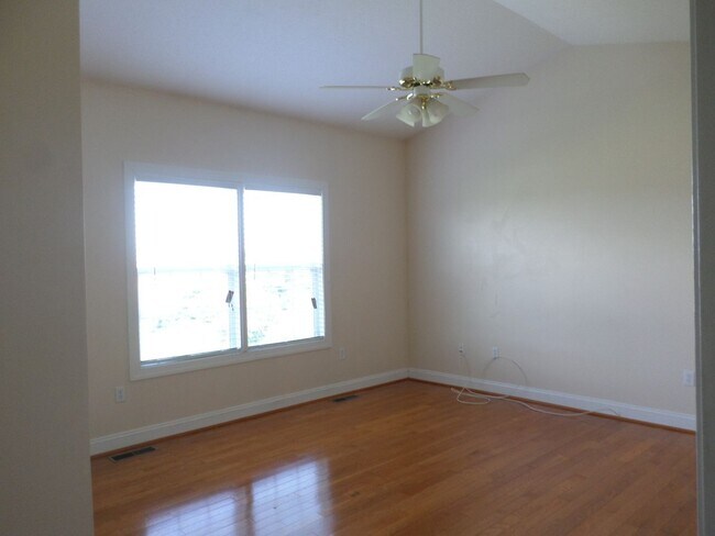 Building Photo - 3 Bedroom 2 Bath Townhouse
