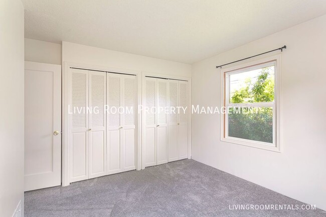 Building Photo - 3740 SE Tibbetts St