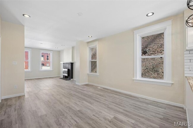 Building Photo - 816 McLaran Ave