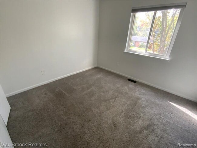 Building Photo - 5715 Sunnycrest Dr