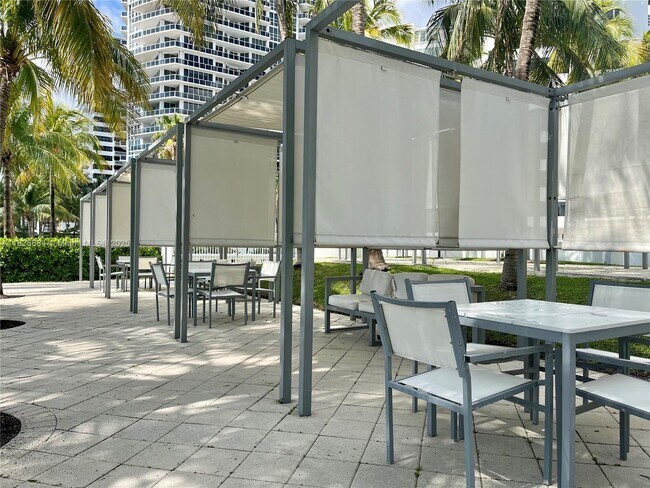 Building Photo - 10275 Collins Ave
