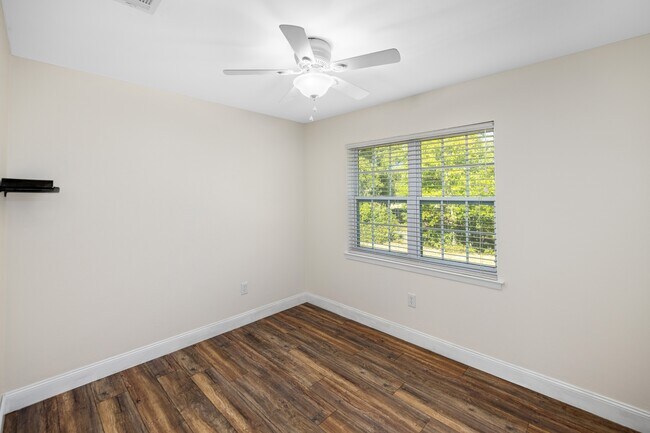 Building Photo - 115 Country Club Dr