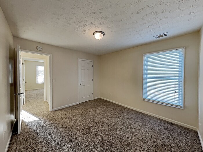 Building Photo - 2400 Village Green Dr