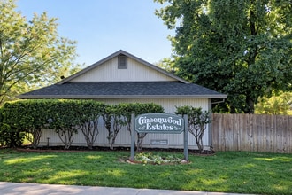 Building Photo - Huge Three Bedroom Townhouse with Garage and Backyard!