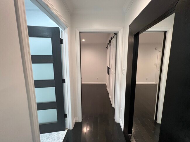 Building Photo - 6121 Glen Holly St