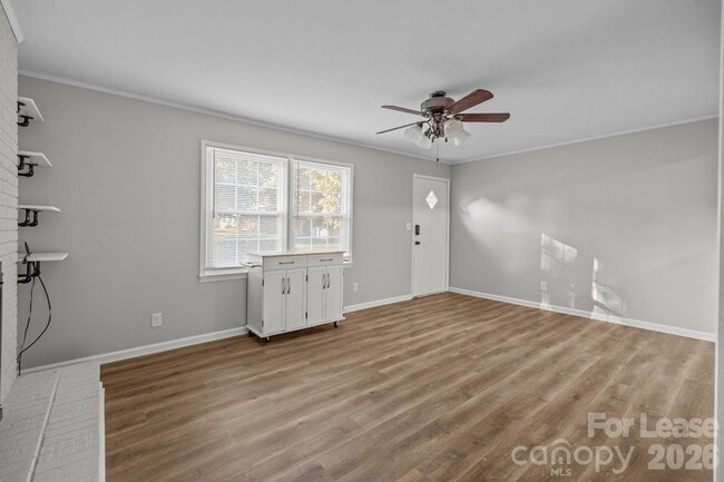 Building Photo - 4800 Maplecrest Dr