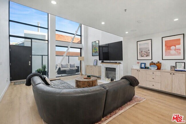 Building Photo - 700 Main St