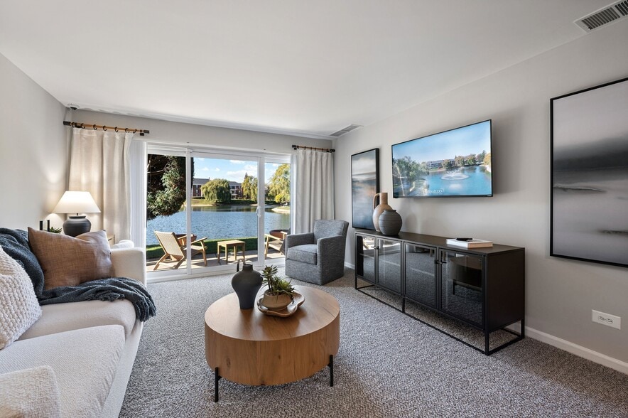 Building Photo - Versailles on the Lakes Schaumburg