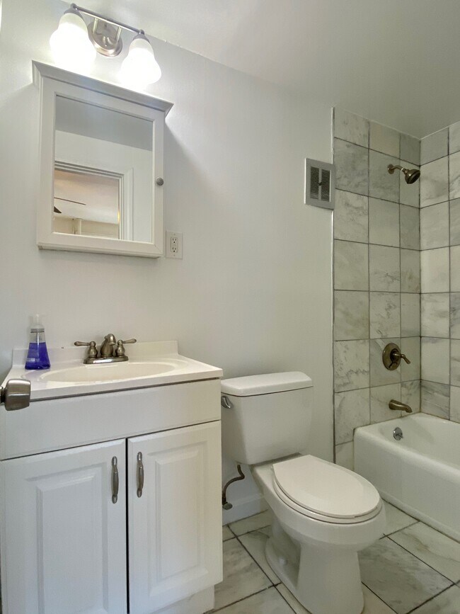 Building Photo - 90 Charles St