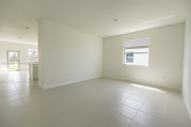 Building Photo - 2485 SE 29th Dr