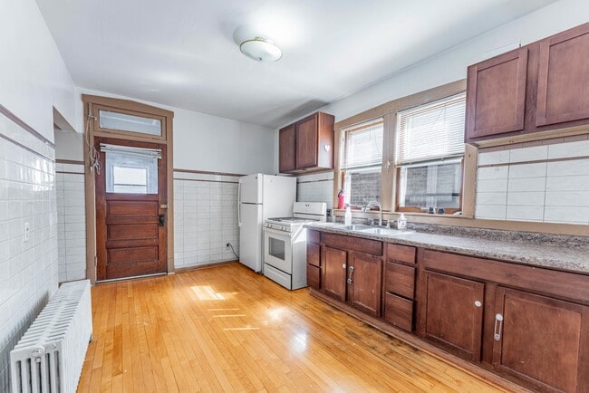 Building Photo - 1845 S Oak Park Ave