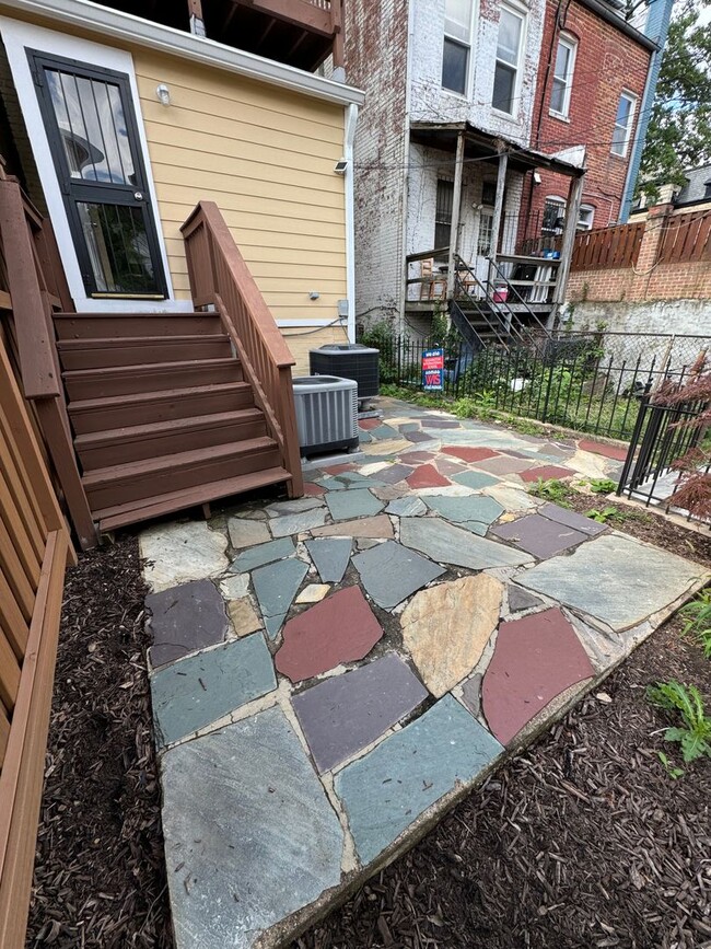 Building Photo - Columbia Heights Four Story Row home for R...