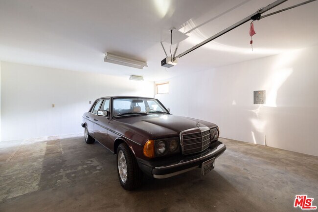 Building Photo - 2020 Mayview Dr