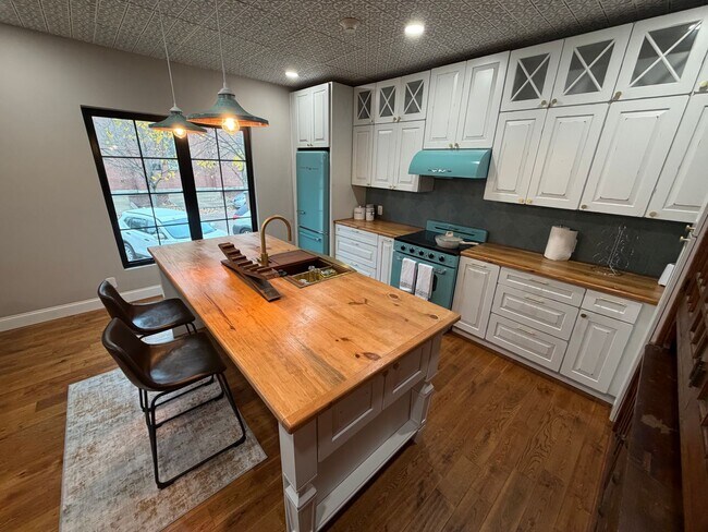 Building Photo - 400 N. 9th-4TH OFFSET