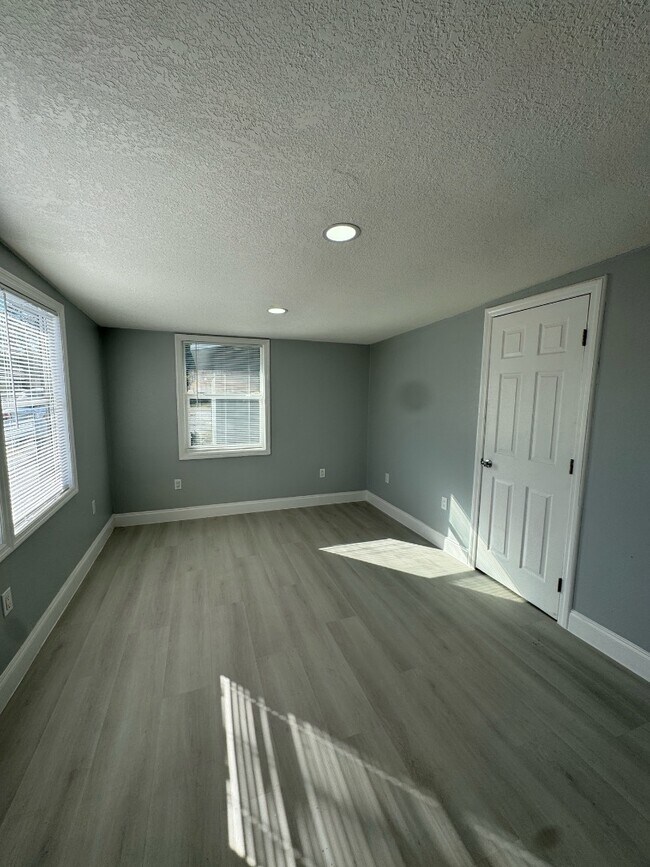 Building Photo - 3402 9th Ave W