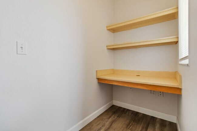 Building Photo - Newly updated 2 Bed / 2 Bath condo availab...