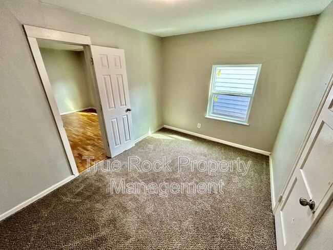 Building Photo - 610 W 1st St