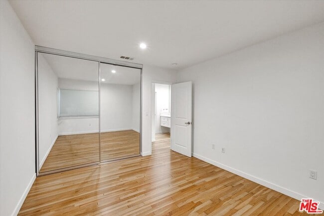 Building Photo - 5400 W 82nd St