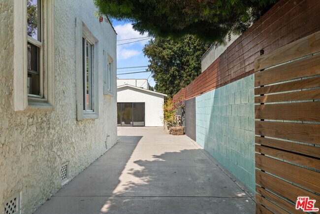 Building Photo - 4031 Edenhurst Ave