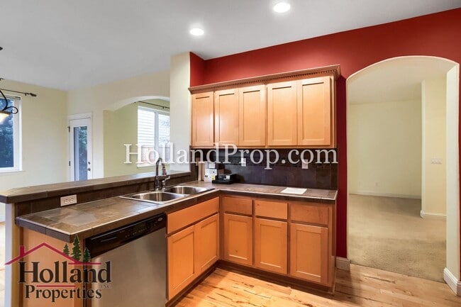 Building Photo - Must See, Beautiful 4 bedroom home in Hillsboro