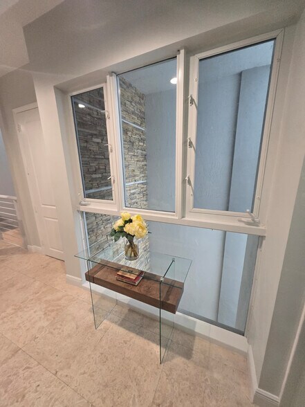 Building Photo - 302 NE 8th Ave