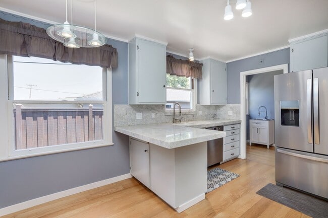 Building Photo - 4 Bed / 3 Bath Burlingame home near excell...