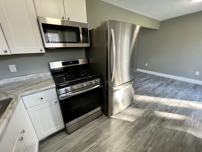 Building Photo - Massive Space! 4 Bedrooms 2 Bathrooms - Cr...