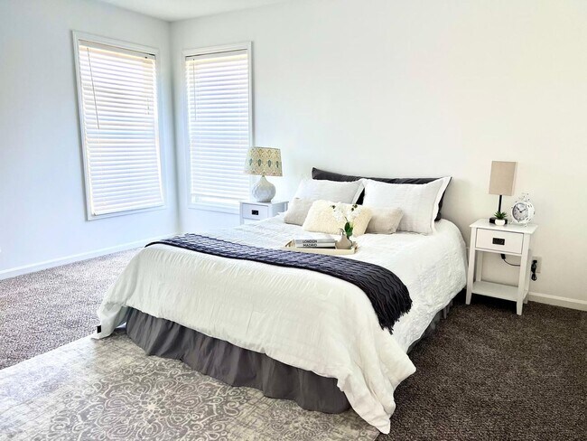 Building Photo - COMING SOON!! HUGE Northland 4 Bed 2.5 Bat...