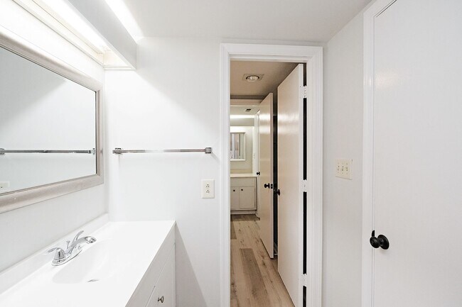 Building Photo - Four Seasons Condo Near Rt 29 Shopping & Dining