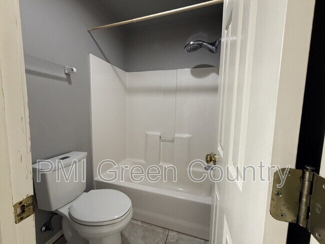 Building Photo - 4419 W Detroit Pl