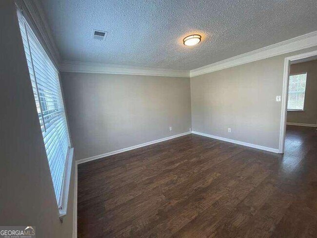 Building Photo - 2200 Burdett Ridge Dr
