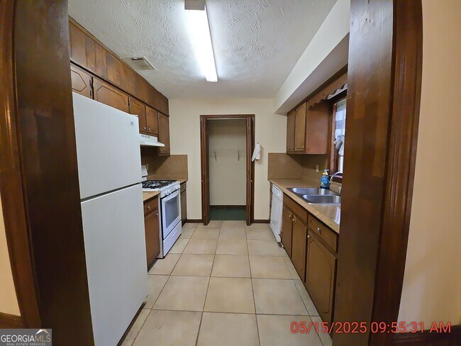 Building Photo - 3937 Woodland Cir SE