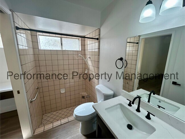 Building Photo - Stunning 3 Bed/2 Bath Split Wing Home w/ R...
