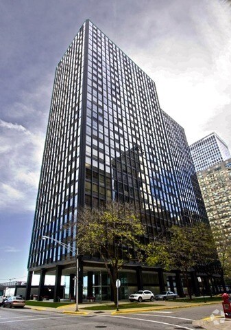 Building Photo - 910 N Lake Shore Dr