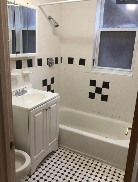 Building Photo - 378 Riverway