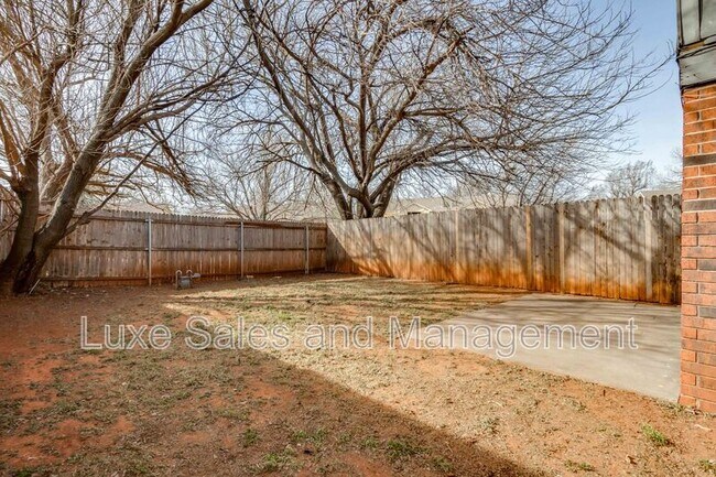 Building Photo - 6004 Paramount Dr