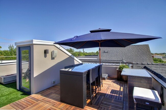 Building Photo - 4 Bed / 3.5 Bath | Crocker Village Brownst...