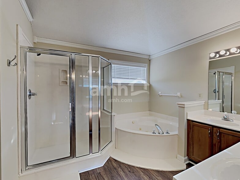 Building Photo - 10067 Woodland Grove Dr