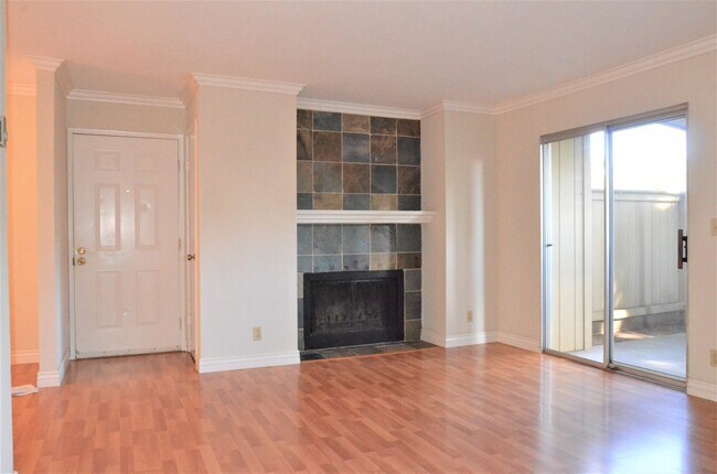 Building Photo - Ground Floor Condo in Wonderful Warm Sprin...