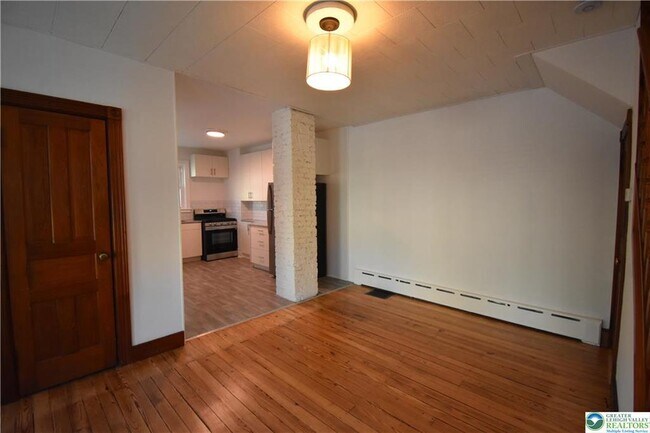 Building Photo - 204 N 9th St