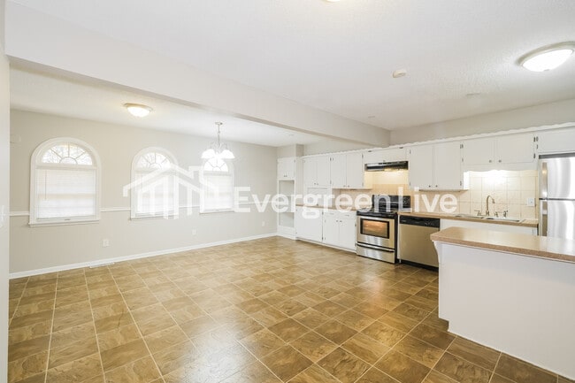 Building Photo - 3126 S Maywood Ave