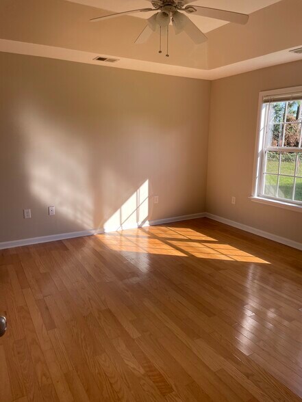 Building Photo - 512 Victoria Manor Dr