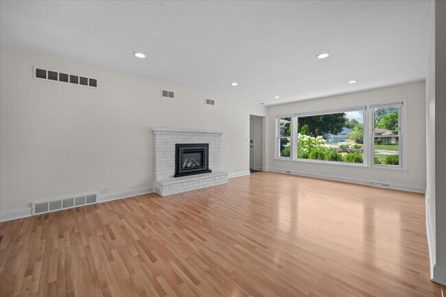 Building Photo - 333 Warwick Rd