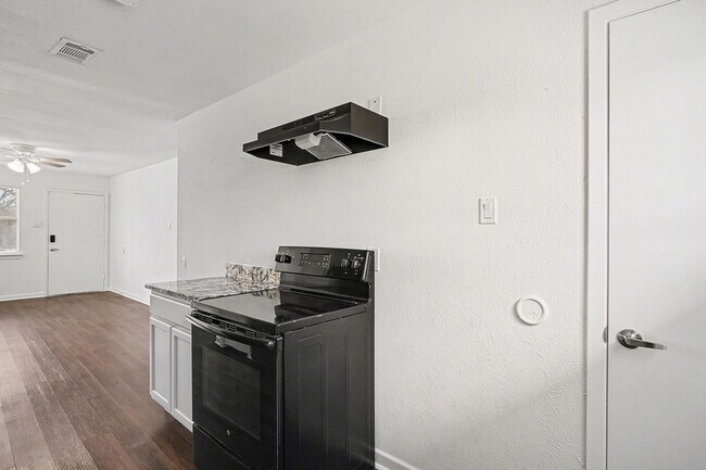 Building Photo - 2209 Barbell Ln