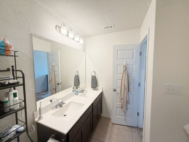 Building Photo - Charming 3 BD/2.5 Located Near Randolph AFB! Move in May 2026!