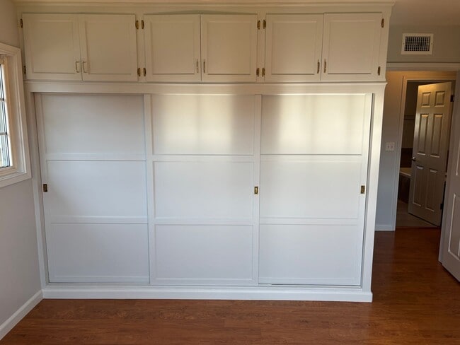 Building Photo - NICE 2 Bedroom Home with Large Enclosed Ya...