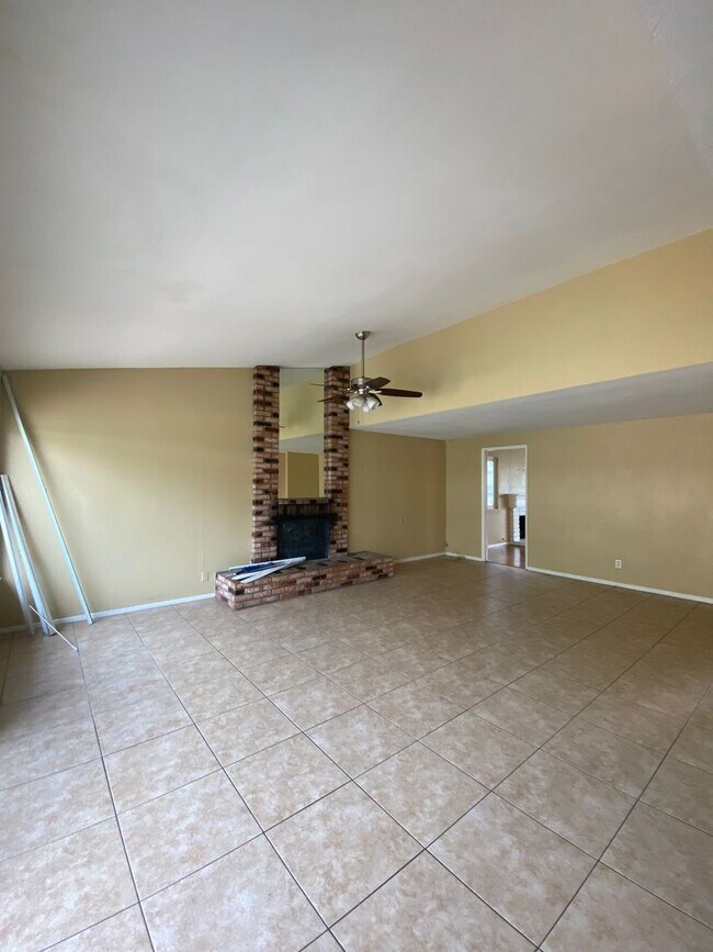 Building Photo - Pool Home in Ontario with Three Bedrooms