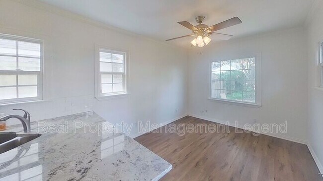 Building Photo - 5739 Kenwood Ave